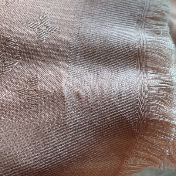 Louis Vuitton Monogram Shine Shawl - Picture 11 of 14